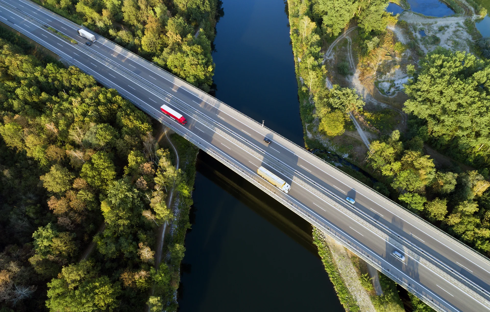 Autobahn mit Lastwagen